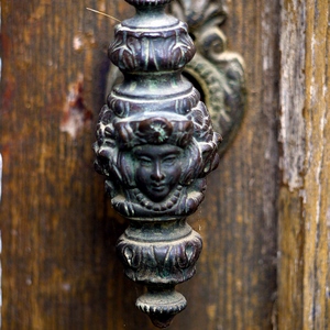 Poignée de porte sculptée aves un visage central - France  - collection de photos clin d'oeil, catégorie portes